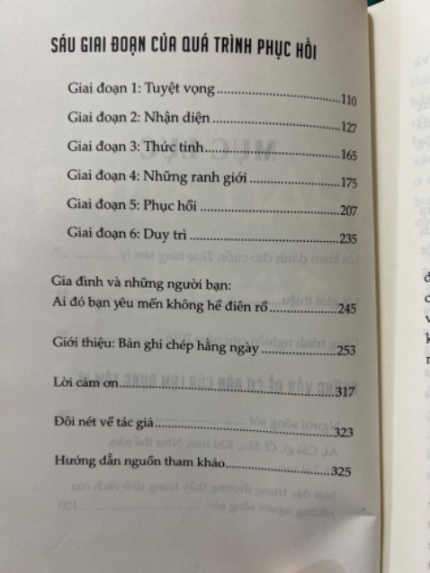 Trước tiên mình thấy rằng tựa đề tiếng Việt của cuốn sách dễ làm người tìm đọc hiểu nhầm về nội dung chính của sách. Trong khi tên gốc là “Healing from hidden abuse” thì tên tiếng Việt đã chuyển phần “healing” thành 2 dòng khá bé và không nổi bật ở góc dưới bìa.

Tác giả thường xuyên dùng những hình ảnh so sánh, ẩn dụ khá hoa mĩ. Nội dung trong sách không mới mẻ và mình đã kỳ vọng có các case hoặc kết quả nghiên cứu cụ thể hơn là chỉ đưa ra lý thuyết như thế này. 

Một số nội dung trong sách mà mình thấy hữu dụng là các dạng lạm dụng tâm lý (gaslighting, flying monkeys, củng cố gián đoạn, các giai đoạn lý tưởng hoá, hạ thấp giá trị, loại bỏ…) và 6 giai đoạn của quá trình phục hồi. 

Khi đọc quyển sách, người đọc có thể có những liên tưởng và đối chiếu tới chính những mối liên hệ của mình, tìm thấy những sự tương đồng trong cách đối xử của người khác với mình và ngược lại - của chính mình với người khác.