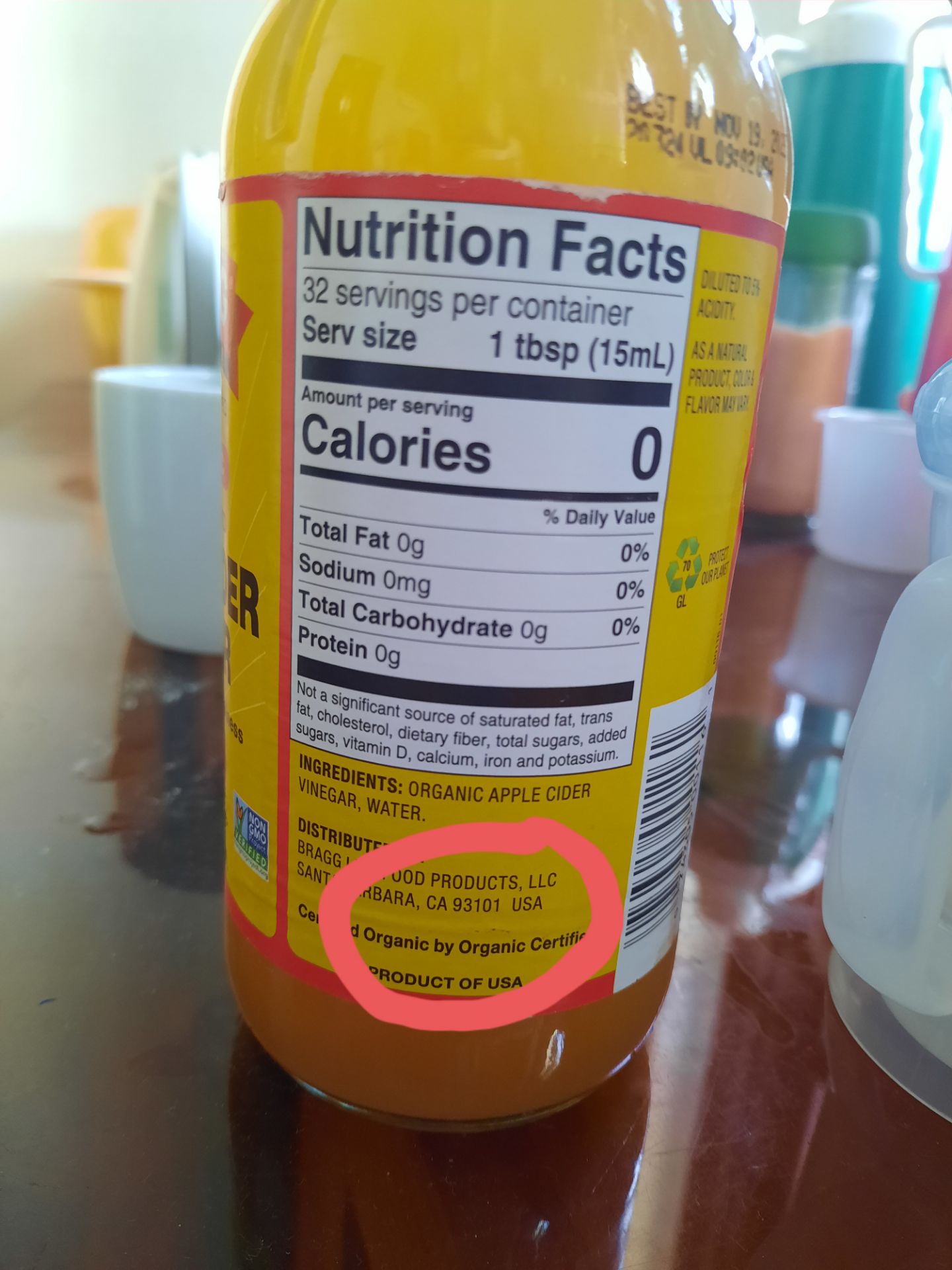 Mình mua 2 chai giấm táo Bragg này thấy dán nhãn tem của NNK & PP Vũ An. Màu giấm rất nhạt so với giấn táo mình mua trước đây, dưới đáy chai cũng trong veo không thấy cặn đóng màng như chai cũ. 
Nét mực in date và mã code cũng thô, không tinh tế, mảnh như những chai cũ (rất tiếc mình đã bỏ vỏ chai cũ nên không có hình ảnh đối chiếu). Đặc biệt là, mã bưu cục trên nhãn chai để địa chỉ là CA 93101 USA nhưng trên nhãn tem của NNK Vũ An lại đề là CA 93102 USA. 
Mình muốn shop có câu trả lời thích đáng để mình yên tâm không mua lầm phải hàng giả hàng nhái. Xin cảm ơn