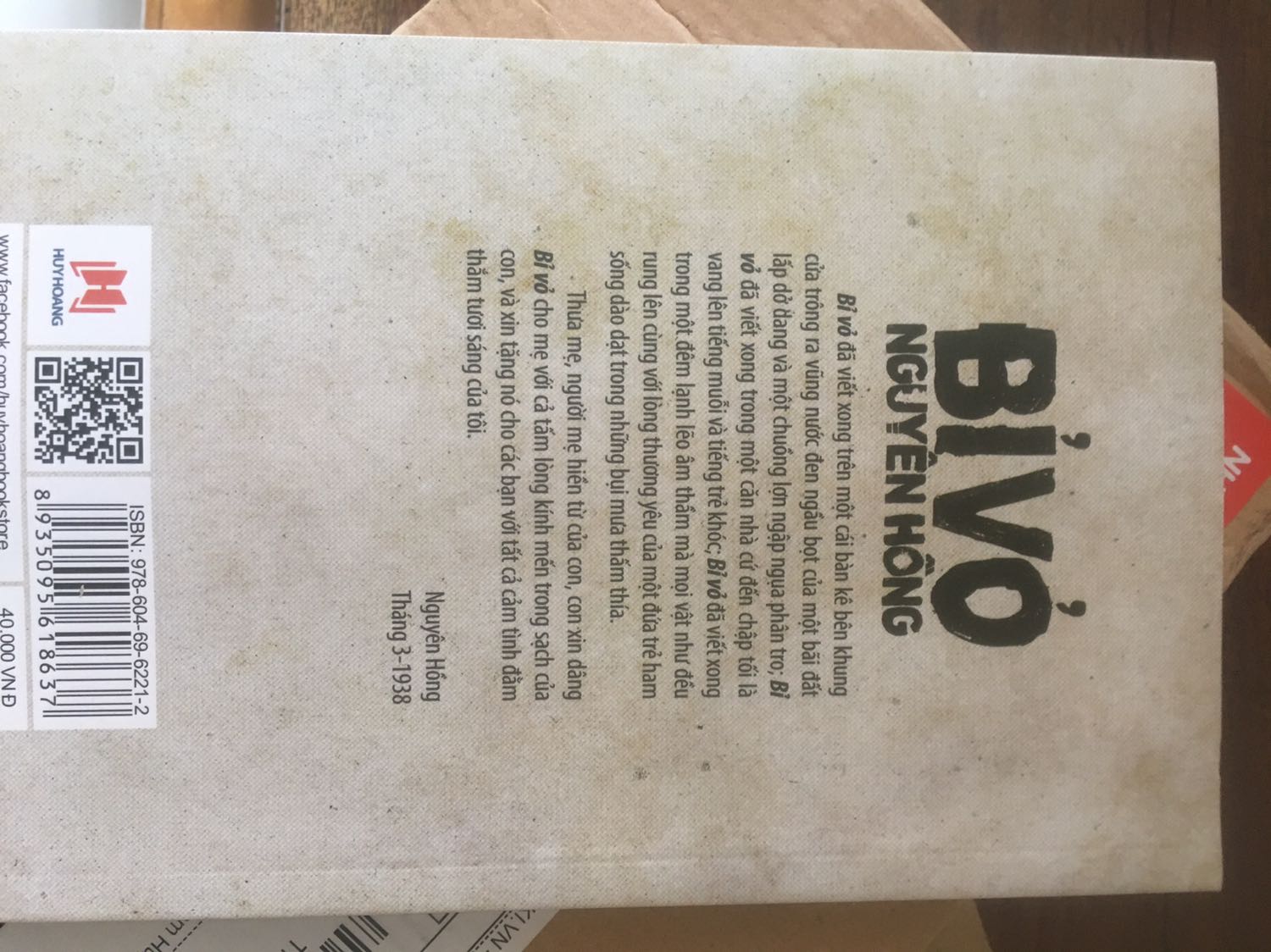 Nhìn sách trông cũ và hơi bẩn. Còn bị cong nữa. Nhờ nv hỗ trợ trả hàng ạ