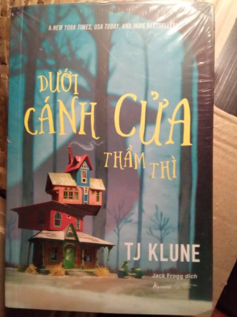 Giao hàng siêu nhanh, mình mới đặt hôm trước hôm sau nhận hàng luôn. Vì giao nhanh nên sách mới nguyên không bị móp méo. Bìa siêu đẹp luôn, mình ngắm từ sáng đến h chưa chán. MÌnh chưa đọc sách nên chưa có nx gì về ND, sẽ gửi feedback sau.