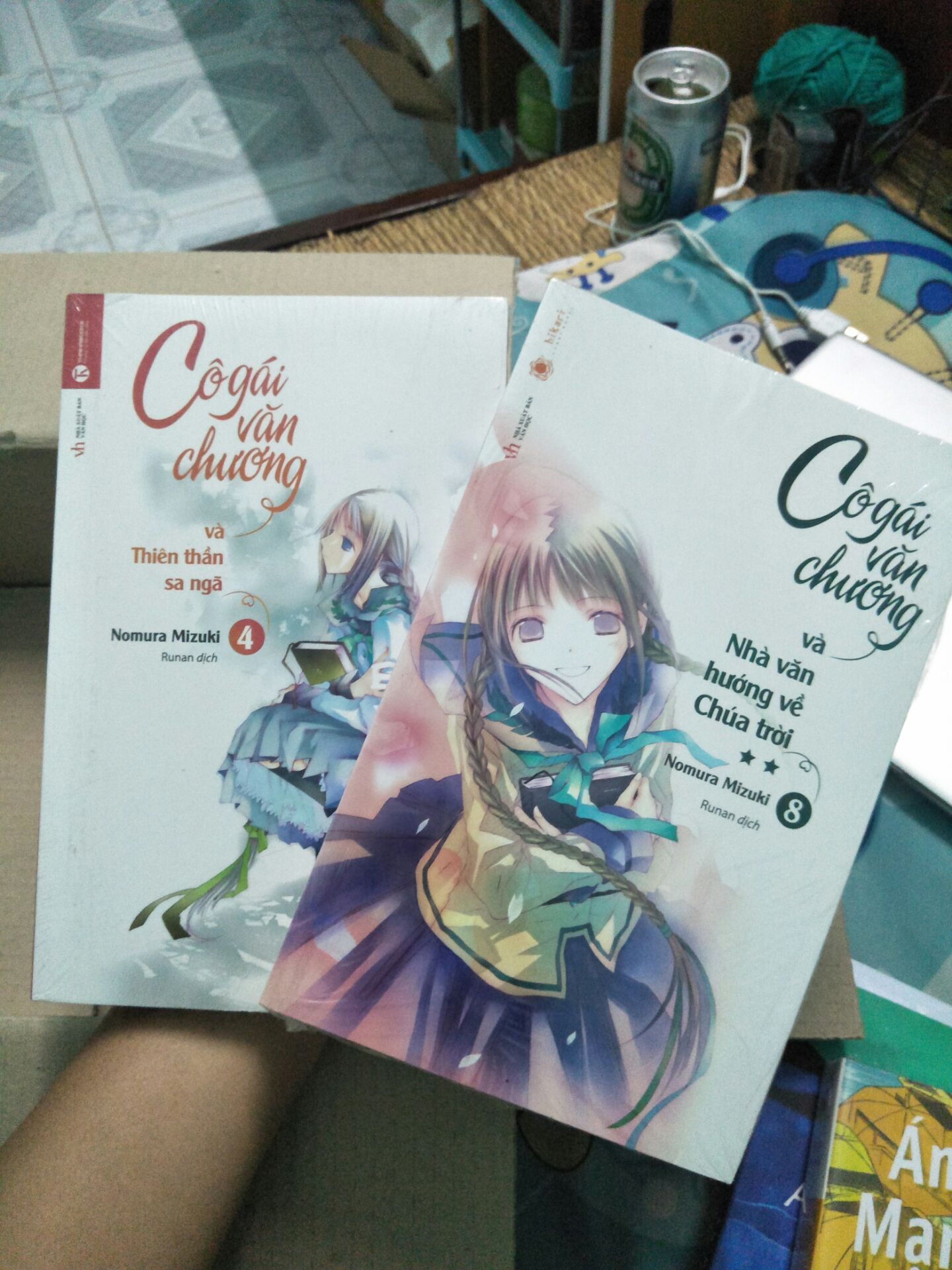 Tập này hình như hơi cũ một xíu. bị rách bọc một xíu, có 1 cọng chổi quét nhà ở trong bọc