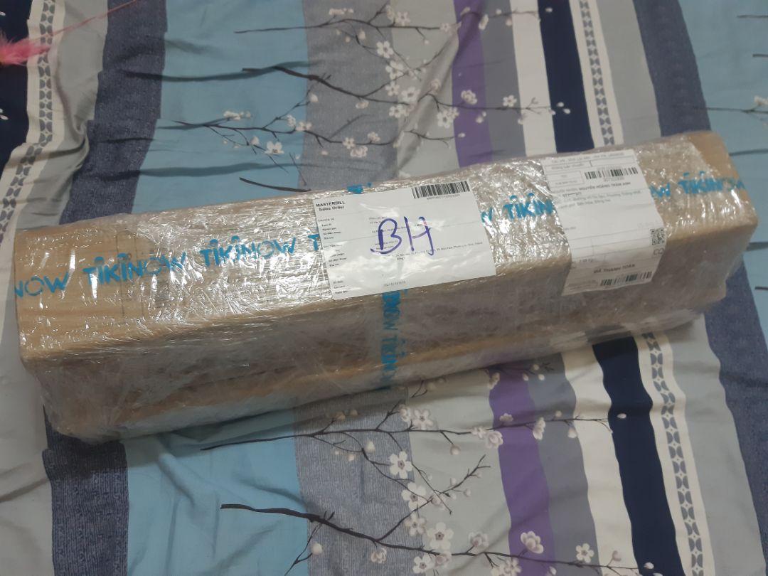 Thiết kế thông minh 2 trong 1: Có thể vừa chà cọ mặt kính vừa có thể gạt nước và chất bẩn, giúp gương kính nhà bạn luôn khô sạch
- Thân cây lau kính được làm bằng nhôm cao cấp, và chốt thay đổi độ dài linh hoạt
- Bàn chà rộng (25 cm), giúp bạn chùi kính nhanh hơn loại thông thường
- Thân cây dài (126 Cm) có thể với tới hầu hết các loại kính
- Thiết kế tinh tế cao cấp, dễ dàng cất đặt gọn gàng