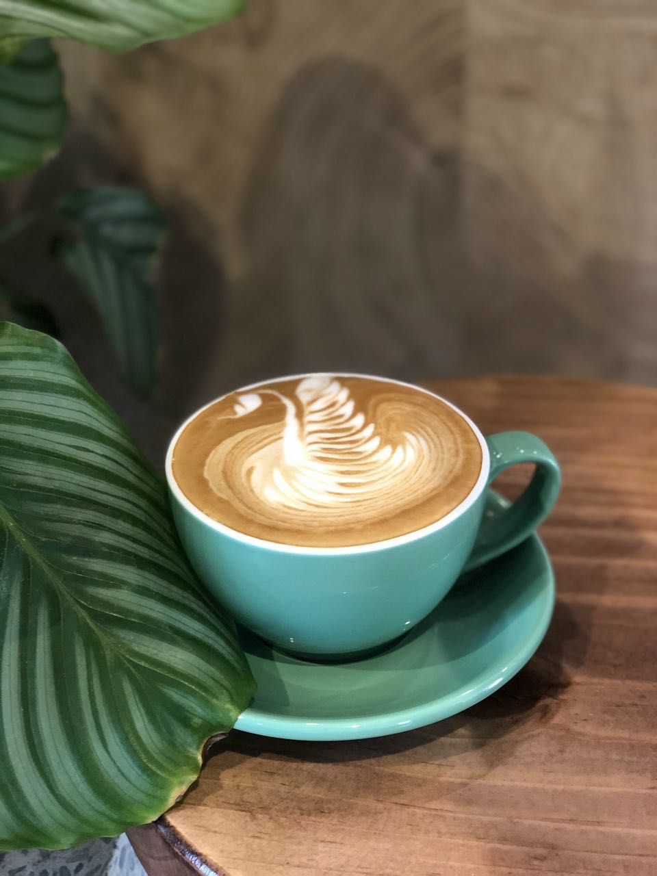 Đóng gói cẩn thận , chắc chắn, nhìn tổng thể thì rất OK nhưng có 2 điểm không ưng cho lắm.
Đầu tiên là cho cái lục giác để vặn thì kèm theo cho có vì mới vặn có một con đã tuông răn nếu ai ko có loại chuyên dụng thì coi như khỏi ráp. Đã kèm theo lục giác thì làm ơn cho nó chất lượng chút có thể tính tiền thêm chứ cho mà ko dùng dc cũng như không.
Thứ 2 là điểm trừ lớn nhất do sản phẩm nói là gỗ nhưng thanh đứng không phải là nguyên cây mà là bị chấp vá ( chỗ nối giữa các tầng) mỗi khúc khoảng 40cm nối lại tạo thành kệ làm cho sản phẩm có vẻ nhưng ko cứng cáp lắm. 
Nói chung mọi thứ đều OK với tầm giá.