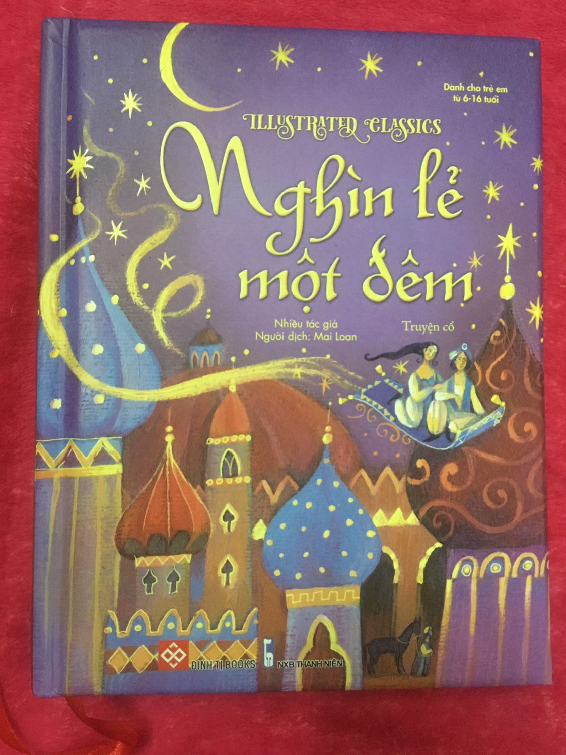 - Dịch vụ: Giao hàng đúng hẹn, shipper thân thiện. 
- Sản phẩm: Sách có màng bọc, bìa cứng, sách còn rất mới, các trang sách dày, các trang có hình minh hoạ đúng theo phong cách Ả Rập rất đặc sắc. Sách cầm vừa tay. 
- Nội dung: Thú vị; những câu chuyện hấp dẫn, lôi cuốn. Câu chữ to rõ, đọc không bị nhàm chán. Trong các câu chuyện thì mình thích nhất là "Những chuyến hải hành của thuỷ thủ Sindbad". Dẫn dắt ta khám phá sự mới lạ và mạo hiểm từ vùng đất này đến vùng đất khác.
Quyển sách đáng để cho các bé nghe về một thế giới mới đầy màu sắc và phiêu lưu.