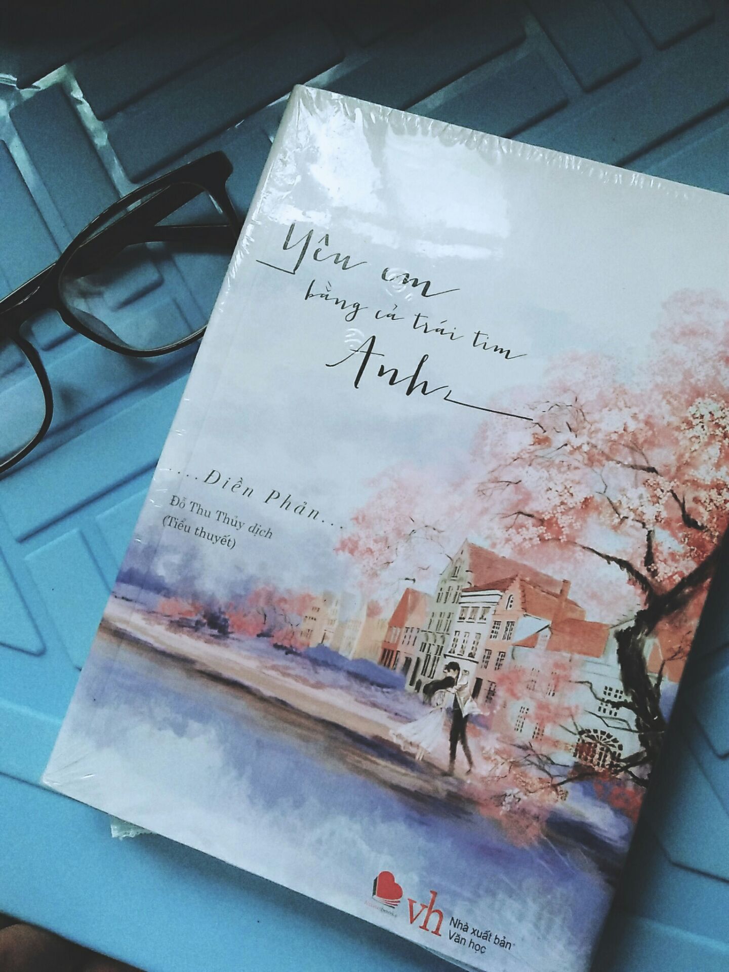 Sách có bìa nhìn ấn tượng đẹp hơn so với ảnh nha nội dung mình chưa đọc nêm chưa nhận xét nội dung được. Nhưng hơi buồn do goc sách nó nép bị nhăn :< còn về shipper không hài lòng lắm =)