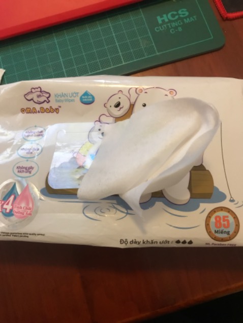 Sản phẩm không có nắp đậy nhưng khăn ướt không bị khô, mình thích điều này vì đã giảm được nhựa, bảo vệ môi trường.
