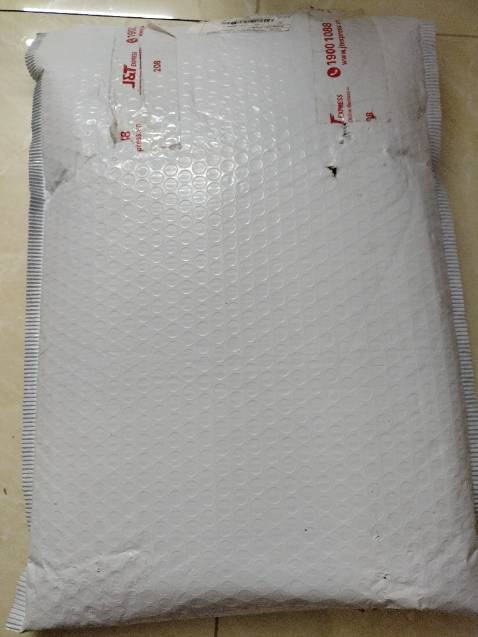 Tiki đóng gói sơ sài, 3 quyển sách mà lại bọc trong 1 lớp túi chống sốc. Đầu 1 quyển bị mài đúng cái chỗ túi thủng. Tuy nhiên nội dung sách thì quá hay, tác giả và người dịch khiến chủ đề triết học trở nên thú vị, hấp dẫn.