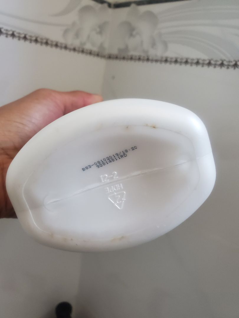 Đóng gói và giao hàng chuẩn như 39 Lê Duẩn! Sản phẩm bao bì, nhản mác rỏ ràng, hạn sử dụng 3 năm từ ngày sx 08/10/2019.
Giá niêm trên vỏ chai là 207k.
Giá niêm yết trong CoopMart Phan Thiết là 198k (nhản vàng, đã KM).
Sản phẩm này tiki giá cạnh tranh hơn thị trường, mà còn giao hàng tận tay, không phải tụ tập siêu thị, đứng chờ tính tiền bu đông thơm lông.
An tâm trong mùa covid-19 khi nhà nhà chống dịch, người người chống dịch.