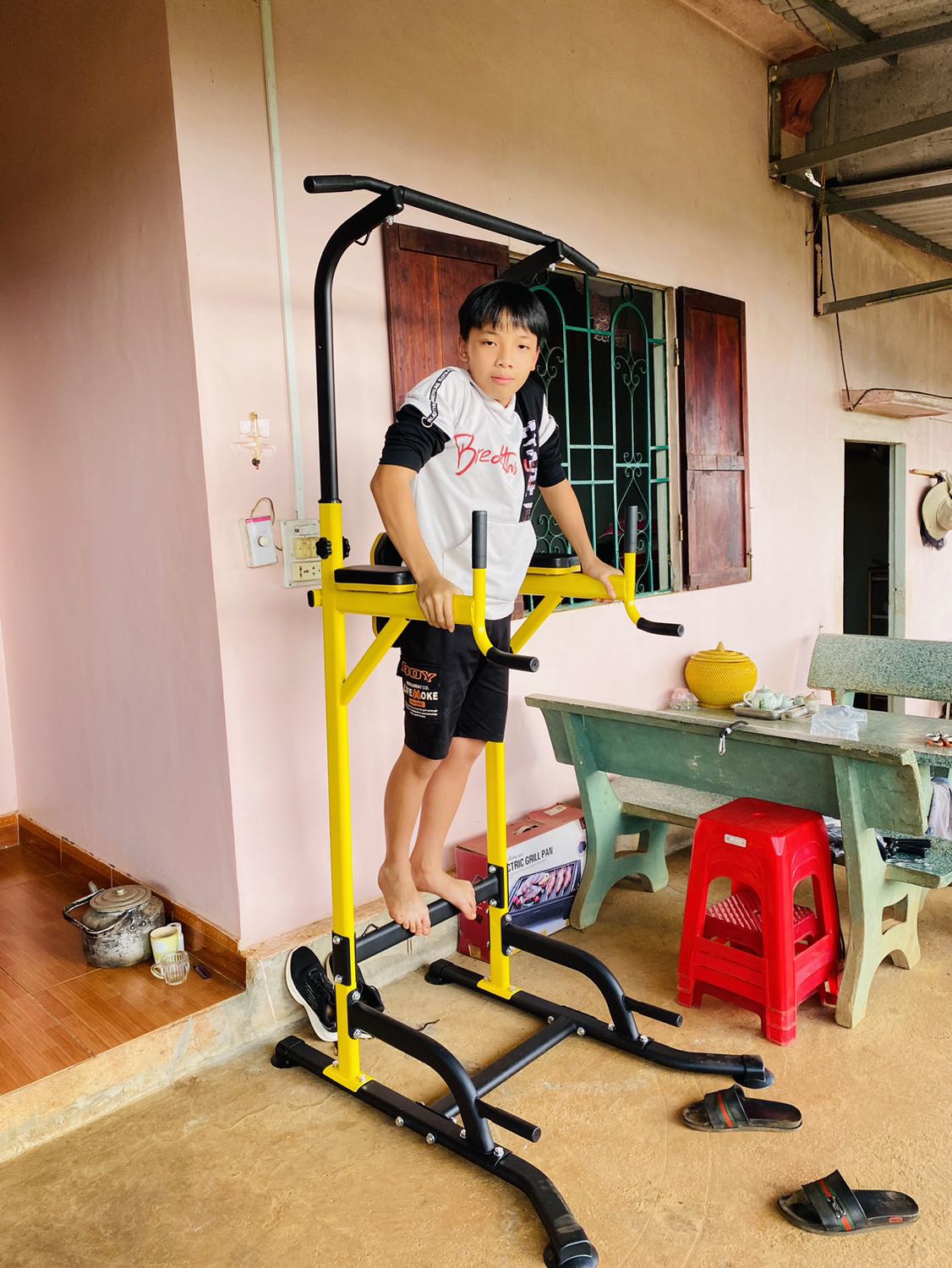 Khá cứng cáp, lắp ráp cũng dễ. Chiều cao điều chỉnh được