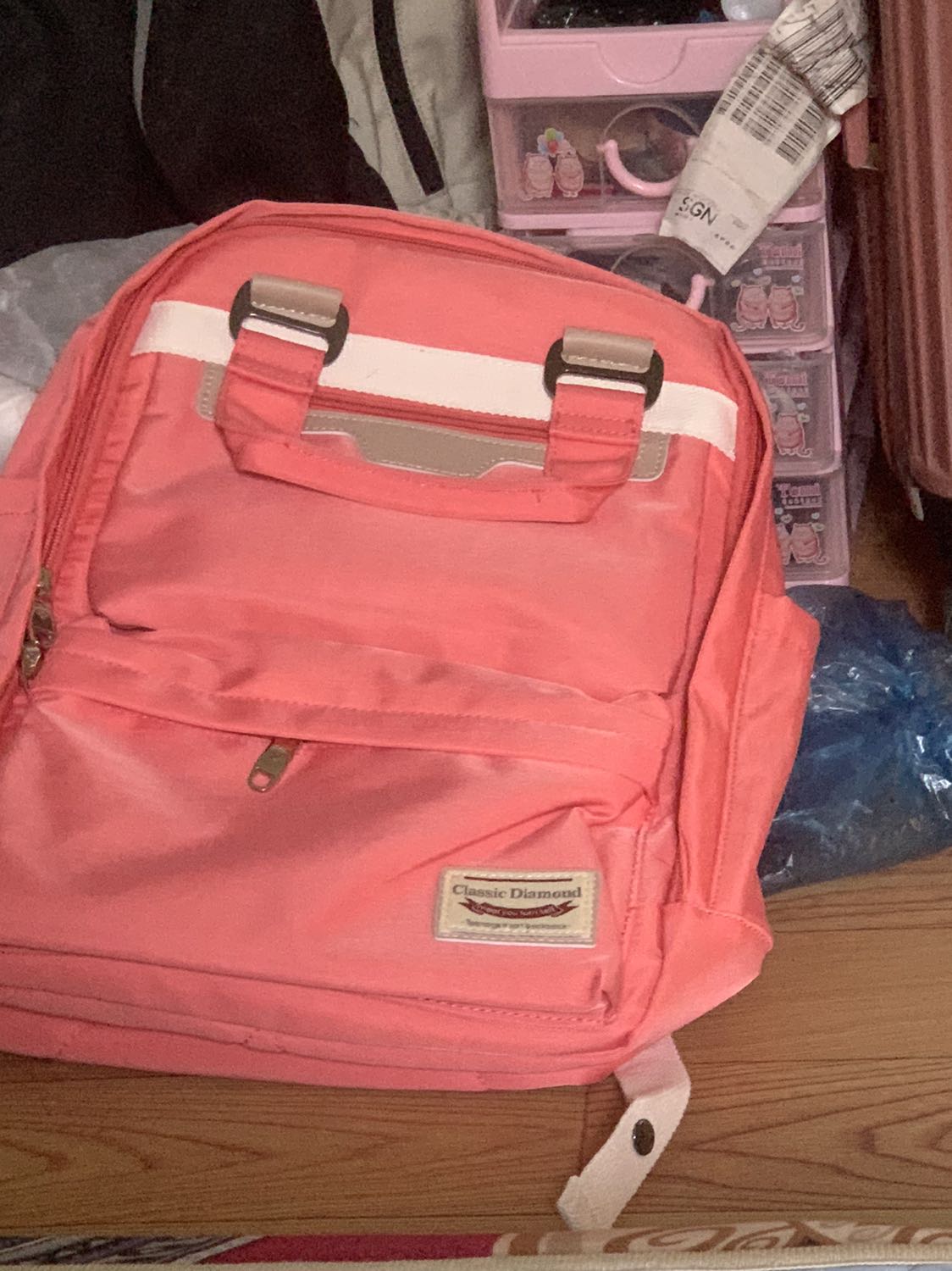 Giống hình nhưng shop giao nhầm màu , shop có đề nghị đổi lại cho nhưng mình thấy vậy cũng được nên thôi , Balo đẹp - chất lượng