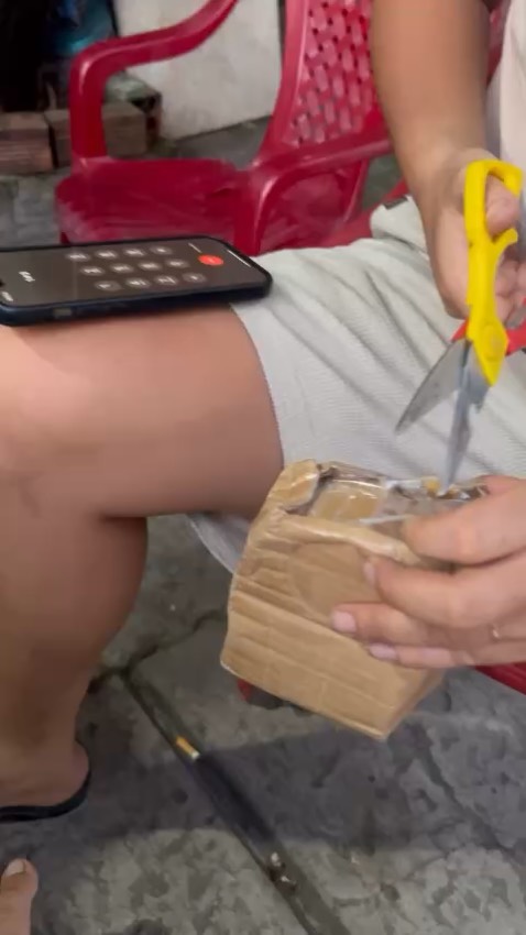 Mua 5 cuộn. Nhưng gửi có 1 cuộn. Cứ tin tưởng nên nhờ người nhà nhận giúp. *** quá. Đang liên hệ tiki giải quyết.