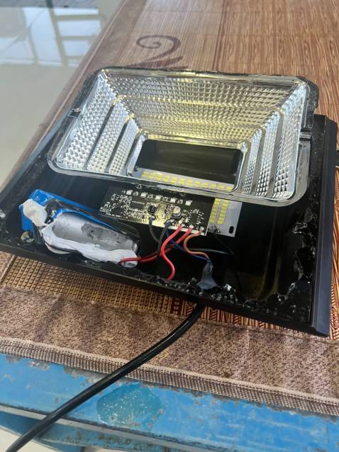 mua 2 đèn hư cả 2. sáng được 3-4 hôm hư luôn