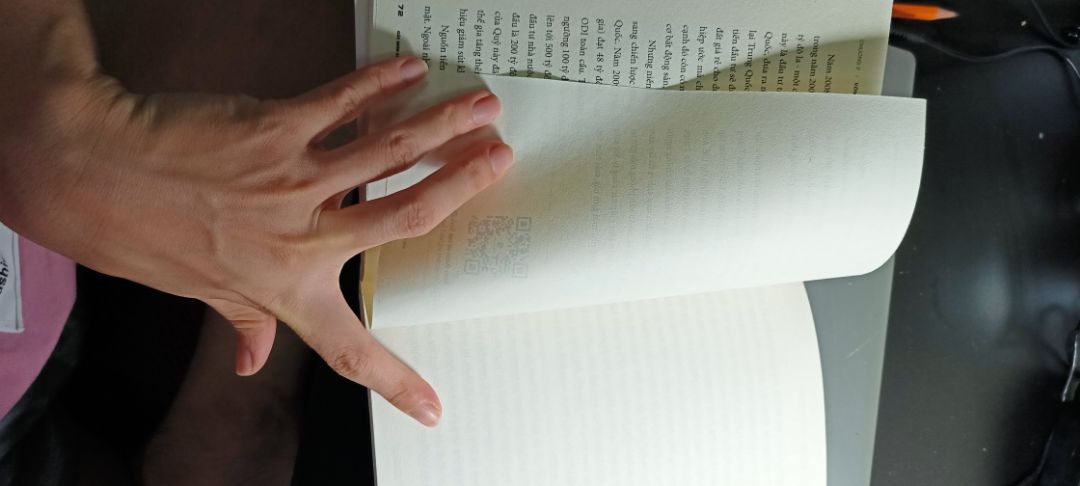 Mình đã nghe về bộ sách di sản Alan này khá lâu, giờ mới có cơ hội mua. Sách đẹp giao hàng siêu nhanh. Nhưng sách có nhiều trang bị mất chữ thế này.