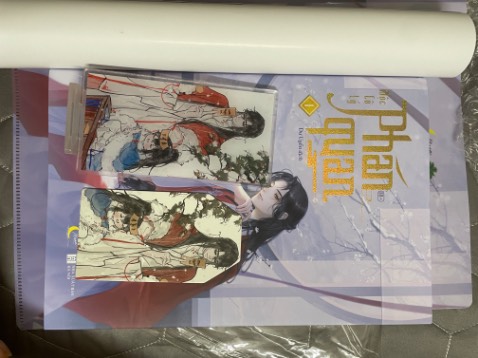 Sách bản đặc biệt nhưng gói hành rất sơ sài. Bao nhiêu là thứ mà chỉ có 1 lớp chống sốc quấn 2 vòng làm móp hết cả sách, stander thì bị xước mất 2 lỗ. Lần đầu tiên mua sách và cũng là lần cuối cùng.