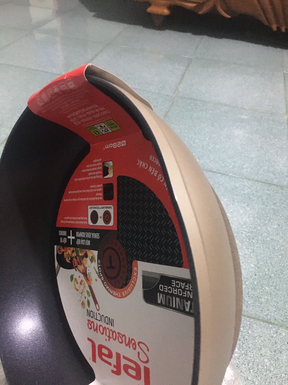 Hàng tefal chắc chắn, lớp chống dính dày nhưng Tiki đóng gói quá tệ. Lòi hết cả phần thành chảo ra bên ngoài, giao hàng siêu lâu.