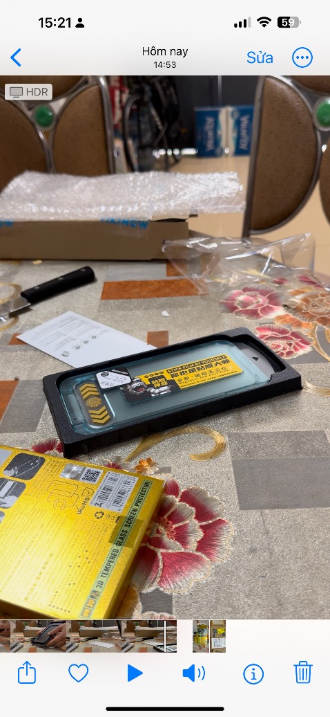 Hàng chống va đập tốt, mỏng, ôm máy. Rất dễ dán nhờ các phụ kiện gửi kèm đầy đủ, tỉ mỉ và công phu. Tự dán rất đẹp không thua ngoài tiệm chuyên nghiệp. Giao hàng rất nhanh ! Đánh giá shop 5*!