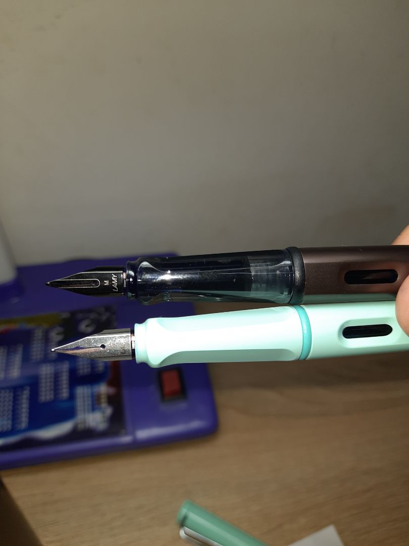 Bút Lamy rất chất lượng, dòng LX lại càng sang trọng nữa.
Lưu ý các bạn, nếu các bạn đang dùng ngòi F của safari, thì qua LX bạn nên chọn M thì nét mực mới tương đương nha, chọn LX ngòi F thì nét rất mảnh và viết hơi nhám. Mình phải mang ra hãng nhờ hỗ trợ đổi ngòi bút từ F sang M của cây LX đó (hình so sánh là ngòi M của LX với ngòi F  safari)