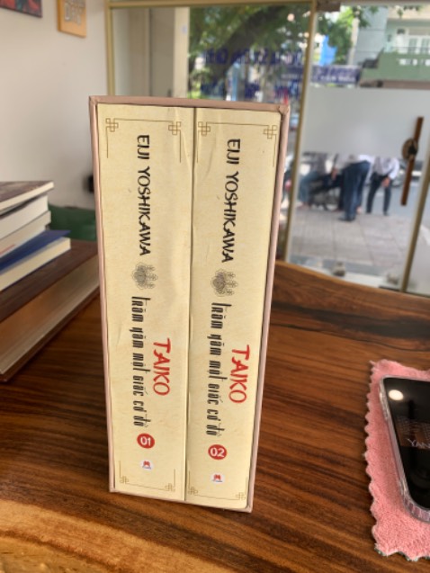 Sách Boxset đẹp, giá rẻ. Vì mình đã từng tìm hiểu qua giai đoạn lịch sử này của Nhật Bản, nên ngay khi thấy bộ sach viết về giai đoạn này là mua ngay. Nabunaga, hidetoshi toyotomi, Iayasu tokugawa 3 nhân vật thần thánh làm nên lịch sử cận đại của Nhật Bản. Một bộ sách thật quí!