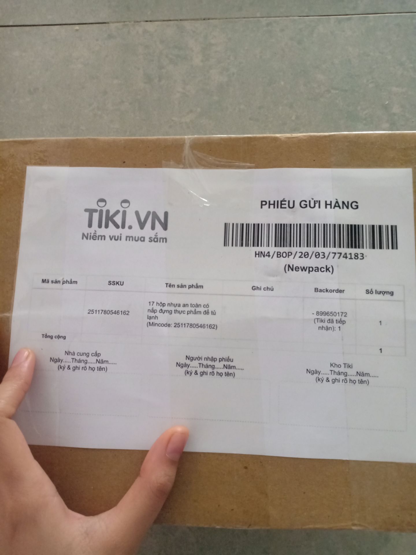 rất không hài lòng.

em mua bộ hộp nhựa mà lại giao cho em sản phẩm này. Em không có nhu cầu sử dụng sản phẩm này. Tuy nhiên do vấn đề cá nhân mà sau 1tuần em mới trực tiếp nhận được đơn hàng thì tiki không chấp nhận đổi trả nữa. Khi giao sản phẩm sai thì em đã thanh toán tiền với shipper và báo cáo shipper về hàng giao sai. em biết tiki có thể hỗ trợ đổi trả sau 48tiếng, tuy nhiên em rất mong được nhà bán hàng cân nhắc đôi trả do nhà bán hàng đóng gói sai sản phẩm.