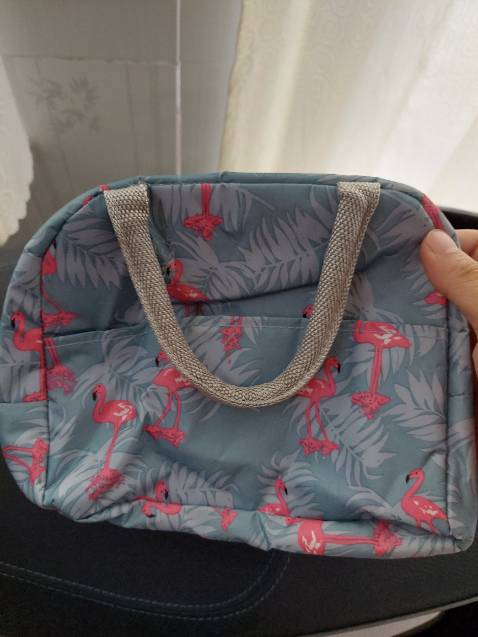 Túi đựng vừa 2 hộp thủy tinh 500ml và hộp đũa nhỏ. Vải chống nước. Tuy giá cao hơn các chỗ khác nhưng chất lượng vậy có thể chấp nhận.