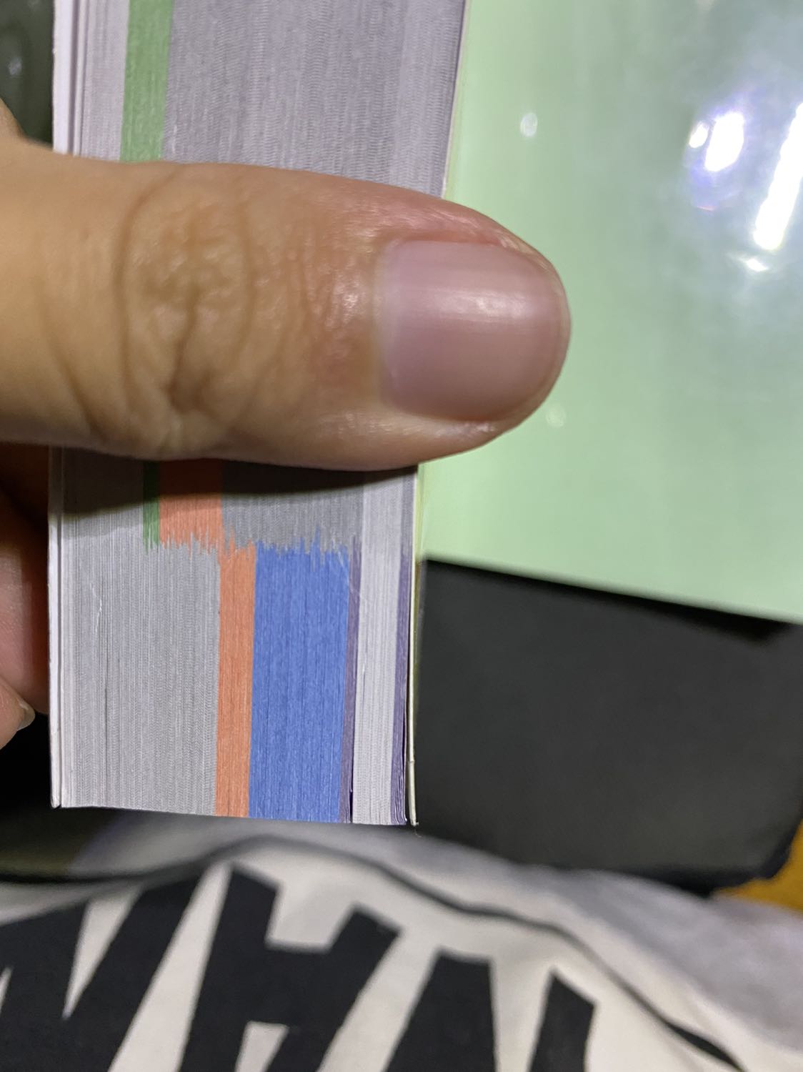 Sách biên soạn bổ ích giúp cho các bạn bổ sung từ vựng. Tuy nhiên, mình không biết sách của mọi người như thế nào, riêng của mình thì phần từ vựng HSK 6 bị lỗi in mực tím chạy lên phần HSK 1, nhìn không chuẩn hơi khó chịu.