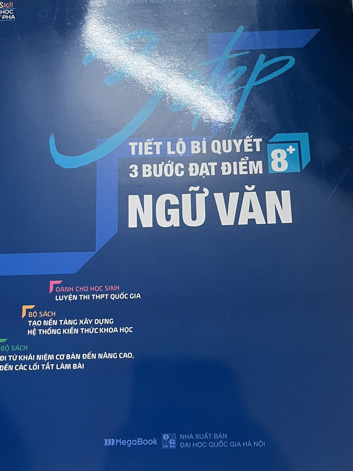 Hqa đặt nay có r, sách bự nhìn đẹp to vãiii, đọc sơ qa thays cũng ok . Điểm trừ là sách bị như trong hình , có mấy trang nó dính liền phải ngồi gạch từng cái . Nên mua để ôn giai đọan nước rút nayyy .