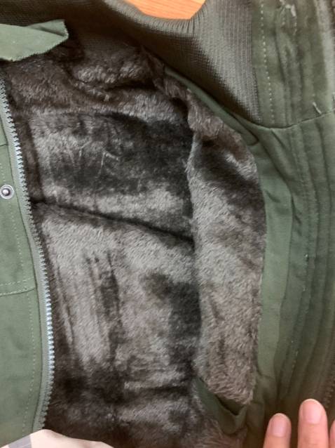 Áo khoác lót lông màu sắc và kiểu dáng đẹp. Vải khá tốt, chất lông mềm mịn. Shop đóng gói cẩn thận, giao hàng nhanh.