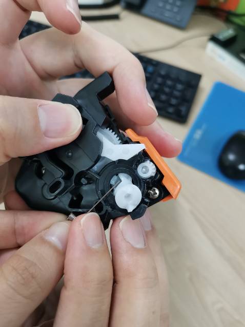 Mở hộp ra thì hộp mực bị gãy ko sử dụng được. Shop có thể liên lạc với mình để đổi trả Mở hộp ra thì hộp mực bị gãy ko sử dụng được. Shop có thể liên lạc với mình để đổi trả