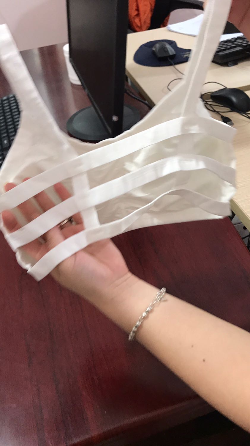 Mút khá mỏng, chất cotton mềm mà mát, vì là bra loại mỏng nên ko có vấn đê gì về mút, chất lượng ổn :)))