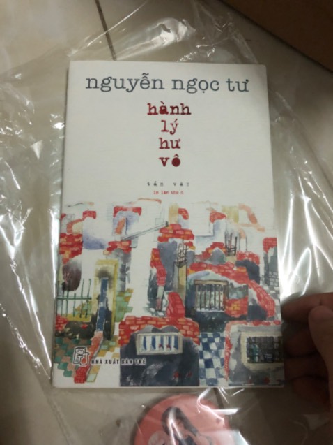 Đáng đặt mua thêm cuốn gáy người thì lạnh nữa, truyện không có seal với bookmark uổng quá, mà truyện giao về không bị gì còn mới tình là rất hài lòng rồi, chỉ bị dơ xíu ở góc gáy thôi nhưng vậy cũng là quá ok, rất hài lòng