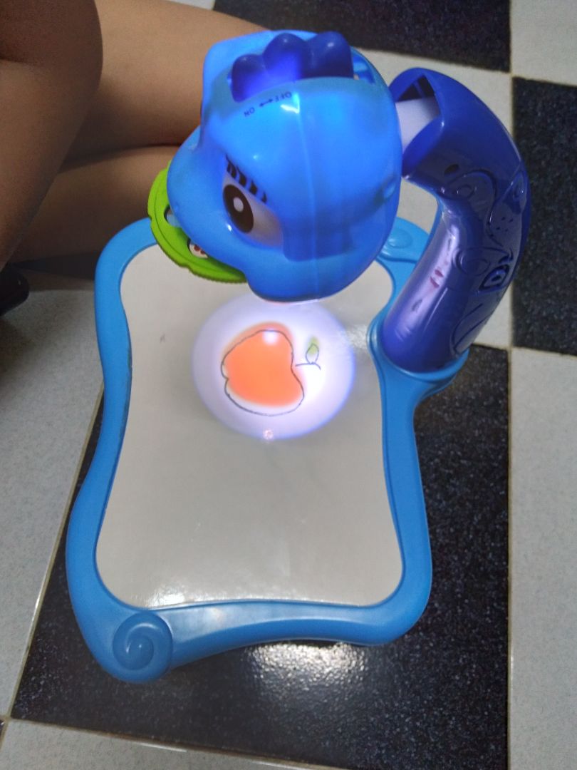 Bé nhà mình rất thích sản phẩm này. Dễ thương. Bộ đèn chiếu, màu tô, cục tẩy, thẻ hình. Nên mua cho bé chơi.