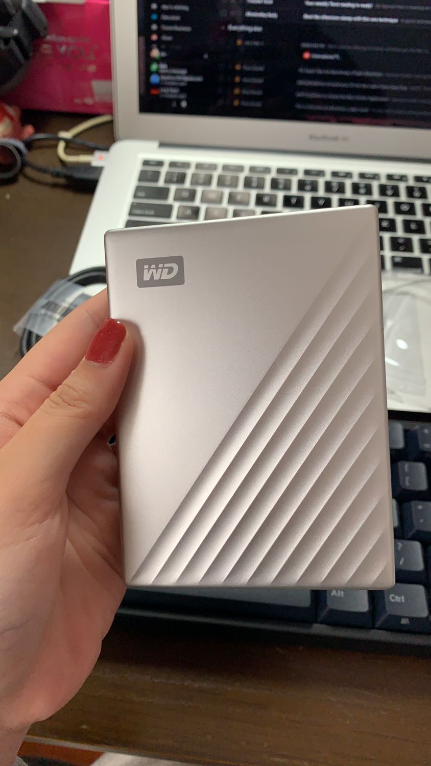 Ổ cứng chính hãng, giao hàng nhanh và nhân viên tư vấn phục vụ tận tình. 

Tuy nhiên, sản phẩm nên ghi luôn trên mạng là đã mở ra để dán tem bảo hành để khỏi tốn thời gian mình thắc mắc với bên tư vấn. Giảm một sao cho việc gây hoang mang về sản phẩm đã bị bóc và tốn thời gian mình hỏi bên tư vấn. 

Thời hạn bảo hành cũng cần ghi rõ hơn. Tiki tư vấn hôm nay có nói là hạn bảo hành 36 tháng kể từ ngày nhận hàng. Các bạn vào lịch sử mua hàng để chứng minh ngày nhận hàng nếu cần bảo hành. Bảo hành có người đến nhà bếch đồ đi sửa cho các bạn.