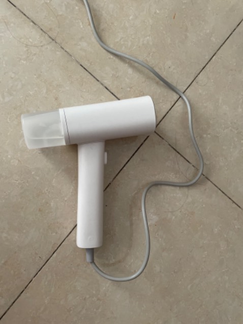 Máy nhẹ, nhỏ gọn, cầm không mỏi tay đâu, hơi nước ủi phẳng áo, có điều ủi nhiều thì phải thêm nước, ủi ít thì ok không cần thêm nước cho 1 lần ủi, đem đi du lịch chắc rất tiện 😊😊😊 Máy nhẹ, nhỏ gọn, cầm không mỏi tay đâu, hơi nước ủi phẳng áo, có điều ủi nhiều thì phải thêm nước, ủi ít thì ok không cần thêm nước cho 1 lần ủi, đem đi du lịch chắc rất tiện 😊😊😊