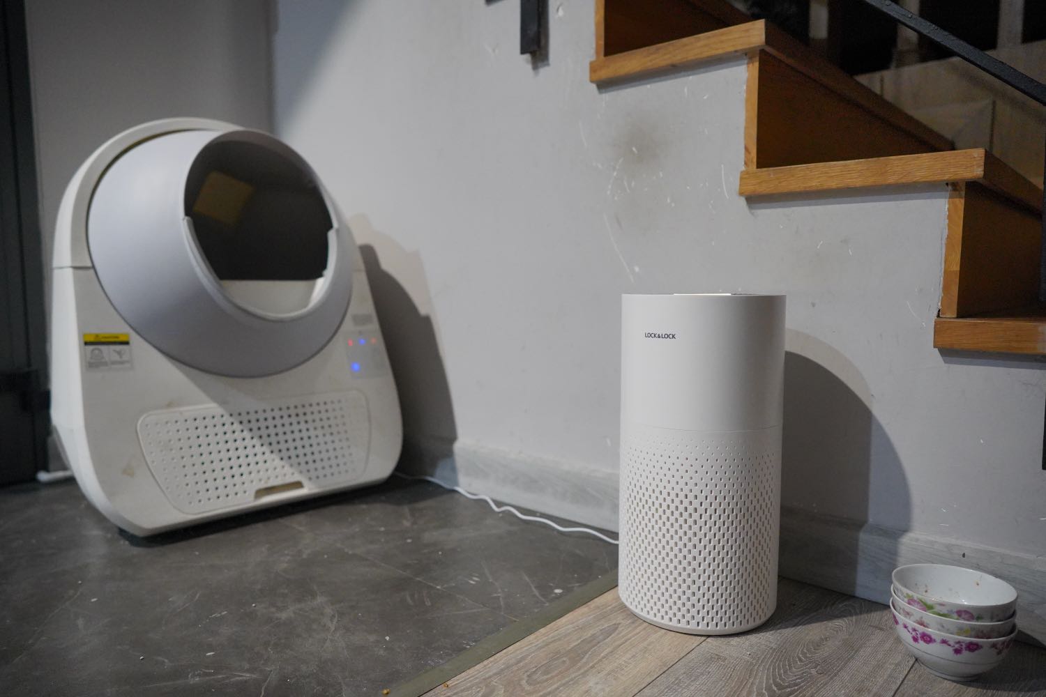 Máy hơi nhỏ hơn so với tưởng tượng, vì trc mình dùng xiaomi đời đầu (lớn hơn bạn này) nên bị bất ngờ. Máy xiaomi mình dùng 5 năm thì chết main nên tìm mua em mới, thấy bạn này đủ nhu cầu là lọc không khí tại toilet của tụi nhỏ nhà mình nên mình chọn. Lực hút mức high khá mạnh, tiếng quạt lớn, thích hợp hút một time ngắn rồi về lại mid hoặc low. Mình thấy để ở mid ko nghe đc tiếng quạt ở khoảng cách 2m.
Ổn áp, đồ của lock&lock ko xịn thật ạin nhưng đủ tốt so với tầm giá Máy hơi nhỏ hơn so với tưởng tượng, vì trc mình dùng xiaomi đời đầu (lớn hơn bạn này) nên bị bất ngờ. Máy xiaomi mình dùng 5 năm thì chết main nên tìm mua em mới, thấy bạn này đủ nhu cầu là lọc không khí tại toilet của tụi nhỏ nhà mình nên mình chọn. Lực hút mức high khá mạnh, tiếng quạt lớn, thích hợp hút một time ngắn rồi về lại mid hoặc low. Mình thấy để ở mid ko nghe đc tiếng quạt ở khoảng cách 2m.
Ổn áp, đồ của lock&lock ko xịn thật ạin nhưng đủ tốt so với tầm giá