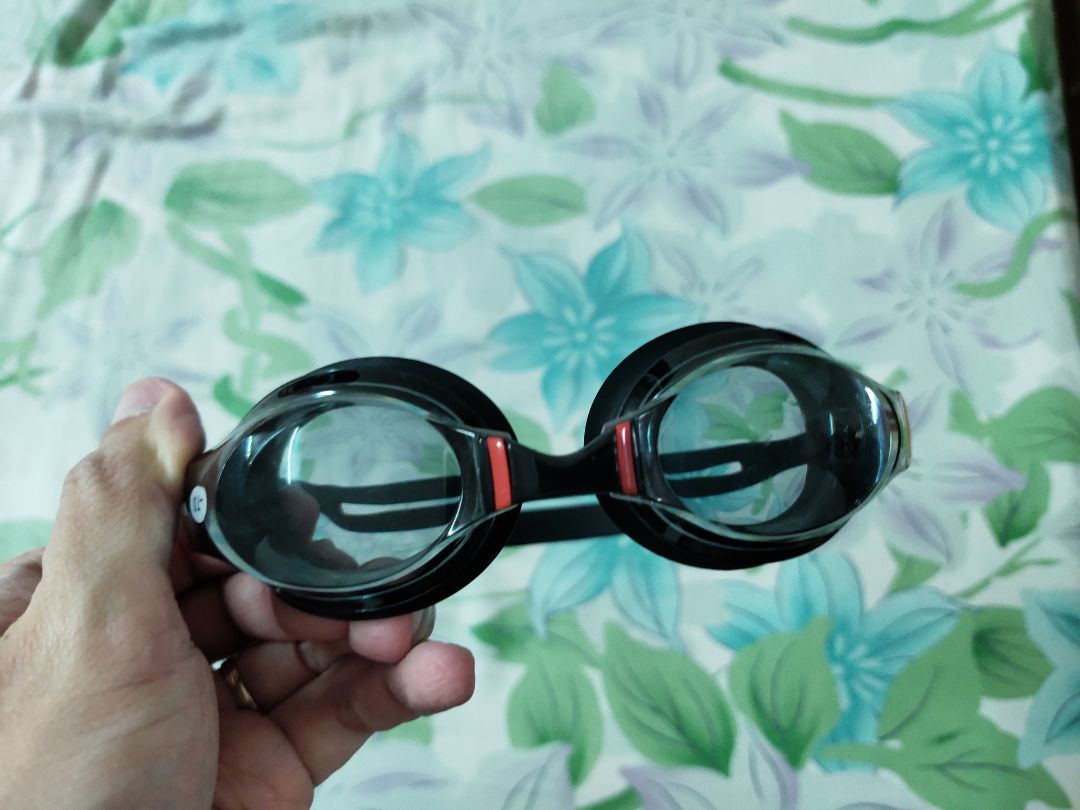 Kính chắc chắn, đeo khít mắt, ai cận thị nên mua để có cái nhìn tốt hơn khi đi bơi. Do dưới nước ánh sáng sẽ tán xạ theo hướng về sau võng mạc (viễn thị) nên chọn độ cận thấp đi một bậc sẽ vừa hơn. Kính chắc chắn, đeo khít mắt, ai cận thị nên mua để có cái nhìn tốt hơn khi đi bơi. Do dưới nước ánh sáng sẽ tán xạ theo hướng về sau võng mạc (viễn thị) nên chọn độ cận thấp đi một bậc sẽ vừa hơn.