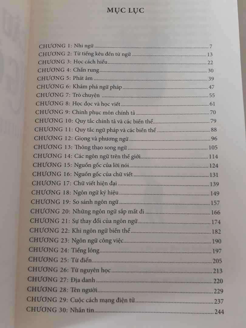 Sách khổ gần giống với sgk, độ dày vừa phải. Tác giả trình bày rất nhiều thông tin xoay quanh ngôn ngữ. Mình thiết nghĩ không chỉ những người học ngành ngôn ngữ nên tìm đọc mà đây còn là một cuốn sách rất hay để mn thường thức.