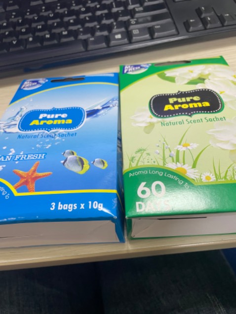 Giao hàng nhanh, gói hàng cân thận. Gói màu xanh dương mùi dễ chịu hơn, màu xanh lá giống mua trà xanh đậm vị, ngửi xong hơi choáng😂. Mình nghĩ dùng treo phòng ổn hơn là tủ quần áo. Hạn sử dụng lâu