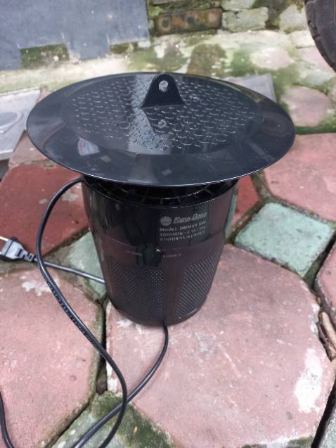 Đèn bắt muỗi chất lượng lắm nhé. Thành quả sau 3 ngày  treo ngoài vườn.