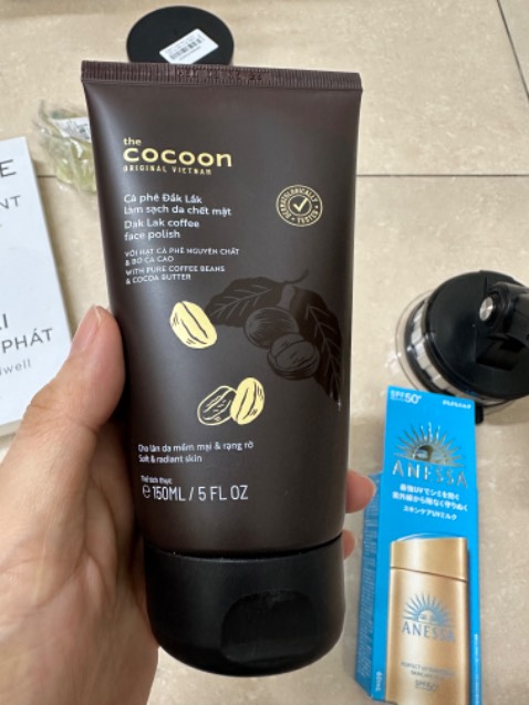 Tẩy tế bào chết dạng hạt nên không bị kích ứng da. Da sạch và mịn hơn, thẩm thấu kem dưỡng cũng tốt hơn. Đã dùng qua và thấy tốt nên mua lại.