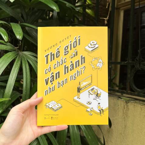 Sách xinh lắm mọi người ạ, ngoài đời bìa còn đẹp hơn, in rõ chữ. Mình đặt sáng mà chiều thấy ship luôn rồi. Cuốn này đúng kiểu trả lời 10 vạn câu hỏi vì sao luôn, có những kiến thức tưởng bình thường nhưng đọc rồi mới thấy bất ngờ vì bình thường không mấy để tâm. Nói chung là siêu hay siêu cuốn, cung cấp nhiều kiến thức thú vị, mình ưng lắm.