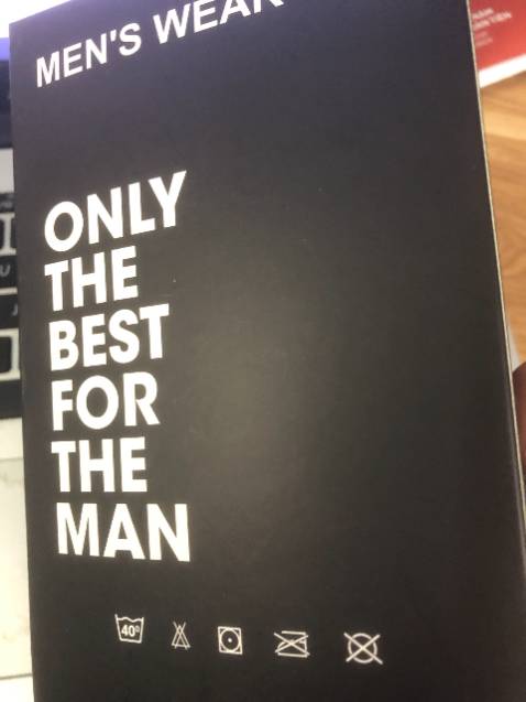 Giá hợp lí, chứ cũng hông phải rẻ, nhưng cái mình hài lòng ở shop, và tiki đó là 1 trải nghiệm tốt,  đóng hộp đẹp, đầy đủ thông tin sp, Brand, thời gian giao hàng chưa đến 2h siêu nhanh.
Trước mua loại cạp to, giờ qua dùng thử cạp nhỏ, vài ổn, mềm mịn , mặc mát thoải mái, mình thích dùng màu tối hơn, nhờ shop đổi mà ko được, hơi tiếc, do đơn hàng xử lí rồi :((