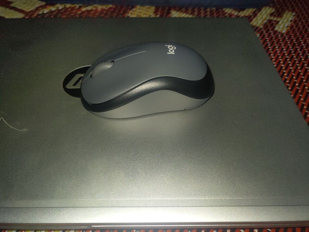 chuột nhẹ, êm , cầm vừa tay mình. rất ok nhé.