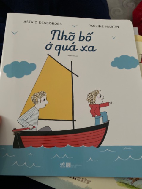 Lúc đầu nhận sách mình nghĩ: "sao 6x tiền mà nó mỏng và ít chữ như này nhỉ? Liệu có đáng không??" (Dù biết đây là sách tranh)

Sau khi đọc, ngắn thôi, nhanh thôi, nhưng nó nhẹ nhàng tình cảm thật sự. Đơn giản lúc nào cũng hạnh phúc, chúng ta chỉ cần đơn giản vậy thôi.