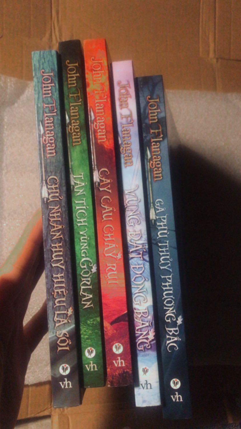 Hàng về nhanh, mình mua cả bộ nguyên seal, bộ này còn có cả bookmark cực xinh. Mua lúc sale nên còn 160k cả bộ, mong rằng sẽ hay như review của mọi người✨✨❤️