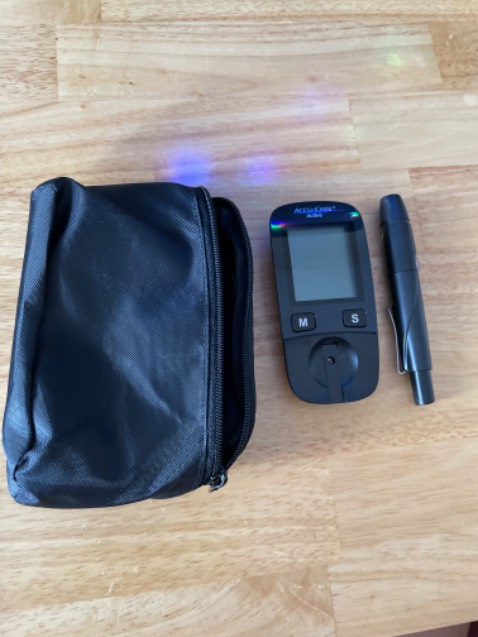 Máy hoạt động tốt, có bao gồm luôn bút lấy máu và 10 kim + 10 que thử. Cũng dễ sử dụng, đọc kỹ hướng dẫn là dùng tốt. 

Điểm yếu: khỏ máu vào que thử hơi khó khăn so với các loại khác, nên dễ dẫn đến que bị lỗi máy ko đọc được. Sử dụng 1 thời gian mới quen được.

 
Điểm mạnh: rẻ hơn mấy máy khác kkk. Chức năng thấy khá đầy đủ.