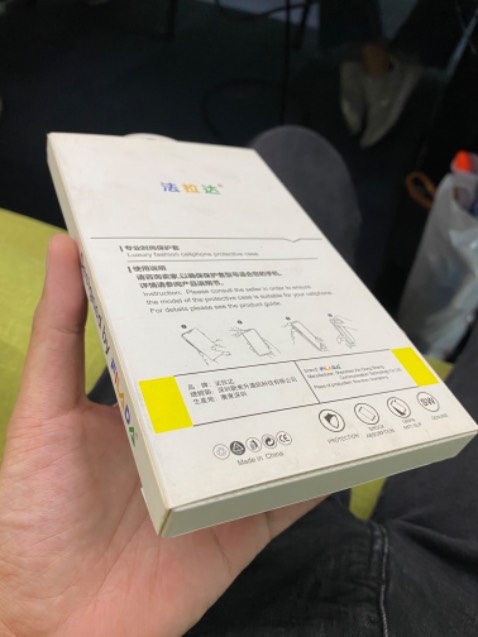 Ốp bị ố vàng, nhìn không đẹp như hình chụp trên tiki