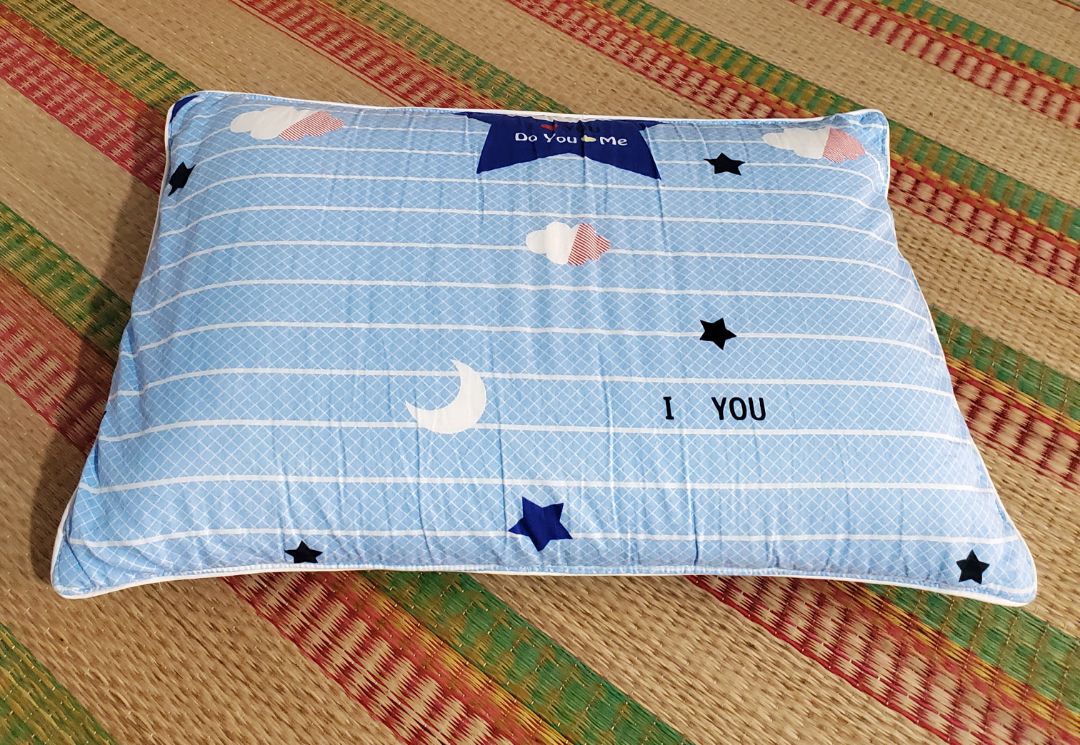 Gối thực sự khá là cao, người trẻ tuổi nằm cũng từ từ mới quen được. Bố mẹ m lớn tuổi nằm không được do gối cao quá. M nằm cũng thấy cao nữa. Tuy nhiên ngủ dậy thì mẹ m bảo thấy đau cổ. m nằm ngủ thì lại không thấy bị đau gì. Chắc phải cao tầm 1.7m trở lên nằm mới phù hợp. Không có vỏ gối nên phải mua thêm vỏ bọc lại.