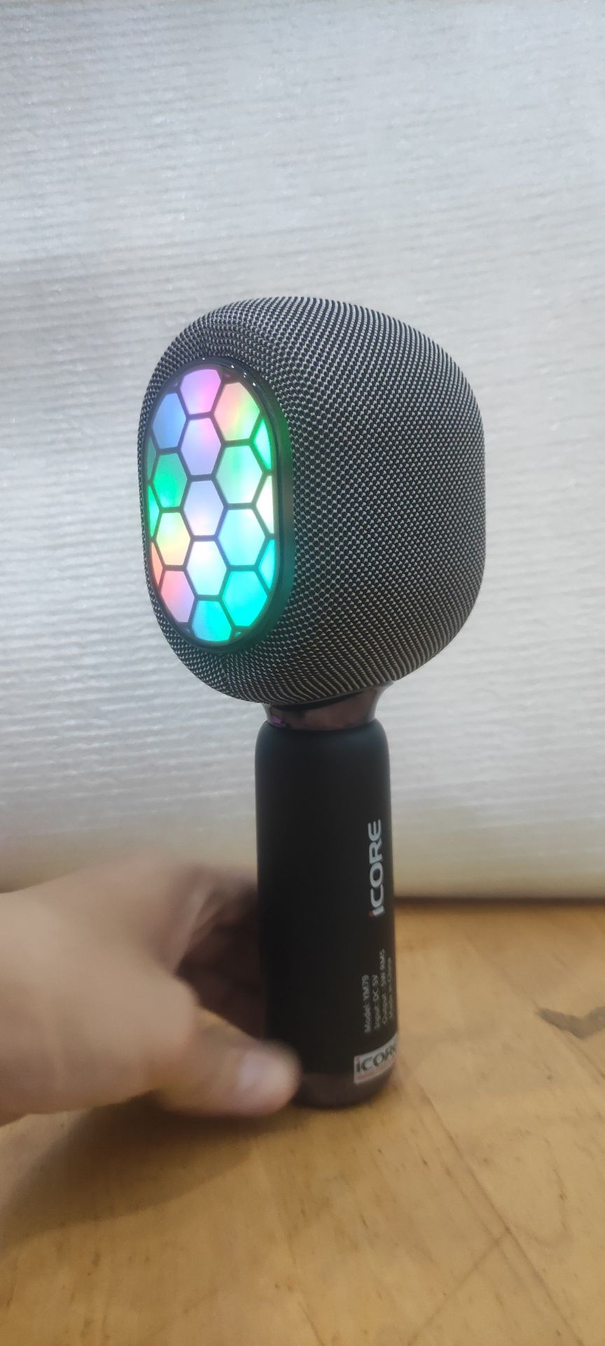 mic có led khá đẹp, hát hay, âm thanh ổn, hàng chính hãng icore nên cũng yên tâm, pin cũng dc lâu lắm, nê mua nha