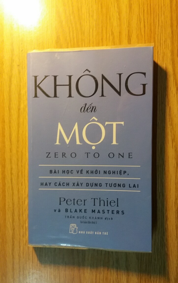 đây là một trong những cuốn sách hay nhất về khởi nghiệp và kinh doanh, đã được rất nhiều người thành công không ngớt lời khen tặng. Mặc dù đã đọc xong nhưng mình vẫn thường xuyên mở ra xem lại vì có quá nhiều ý tưởng tuyệt vời. Một điểm mà tác giả nhấn mạnh đó là cần làm việc cật lực vào giai đoạn khởi đầu, bàn thân tác giả và các cộng sự làm việc 100h mỗi tuần vào những ngày đầu thành lập Paypal. Đây là sách nên đọc thay vì đọc những cuốn tựa đề câu view nhưng không có giá trị thực tiễn giống kiểu "Tuần làm việc 4h" hay "Nghĩ giàu làm giàu".... cổ vũ ý tưởng về "hack", "làm ít dc nhiều", "tiền có thể đến 1 cách dễ dàng mà ko cần vất vả"... sặc mùi dạy làm giàu, nghe qua thì rất hay nhưng gần như vô dụng trong cuộc sống thật, buồn cười hơn là mấy sách này lúc nào cũng nằm trong top bán chạy.
Về chất lượng giấy và dịch thuật của NXB Trẻ cũng rất tốt, 5 star.