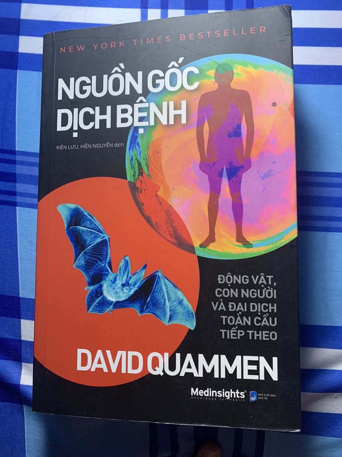 Cùng đi theo hành trình tìm kiếm nguồn gốc của các dịch bệnh của tác giả. Nội dung không khô khan với các số liệu và chứng cứ khoa học mà như là một câu chuyện thám hiểm li kì và kích thích. Nguồn gốc dịch bệnh mang lại cái nhìn khác hơn về loài người, chỉ là một loài không nằm ngoài hệ sinh thái tự nhiên.